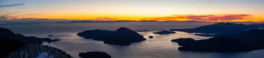 Güzel panoramik Kanada manzara manzara renkli kış günbatımı sırasında. Mnt Harvey, Kuzey Vancouver, Bc, Kanada üst kısmından alınan.