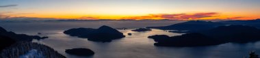 Güzel panoramik Kanada manzara manzara renkli kış günbatımı sırasında. Mnt Harvey, Kuzey Vancouver, Bc, Kanada üst kısmından alınan.