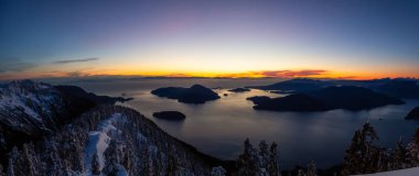 Güzel panoramik Kanada manzara manzara renkli kış günbatımı sırasında. Mnt Harvey, Kuzey Vancouver, Bc, Kanada üst kısmından alınan.