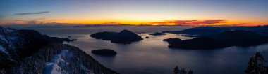 Güzel panoramik Kanada manzara manzara renkli kış günbatımı sırasında. Mnt Harvey, Kuzey Vancouver, Bc, Kanada üst kısmından alınan.