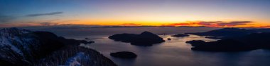 Güzel panoramik Kanada manzara manzara renkli kış günbatımı sırasında. Mnt Harvey, Kuzey Vancouver, Bc, Kanada üst kısmından alınan.