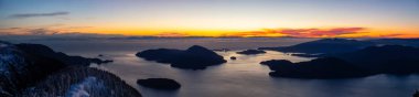 Güzel panoramik Kanada manzara manzara renkli kış günbatımı sırasında. Mnt Harvey, Kuzey Vancouver, Bc, Kanada üst kısmından alınan.