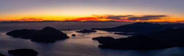 Güzel panoramik Kanada manzara manzara renkli kış günbatımı sırasında. Mnt Harvey, Kuzey Vancouver, Bc, Kanada üst kısmından alınan.
