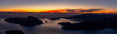 Güzel panoramik Kanada manzara manzara renkli kış günbatımı sırasında. Mnt Harvey, Kuzey Vancouver, Bc, Kanada üst kısmından alınan.