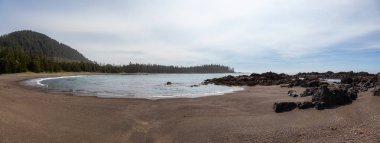 Bir güneşli yaz günü sırasında Pasifik Okyanusu kıyısında kayalık plaj. Kuzey Vancouver Adası, M.ö., Kanada'da alınan.