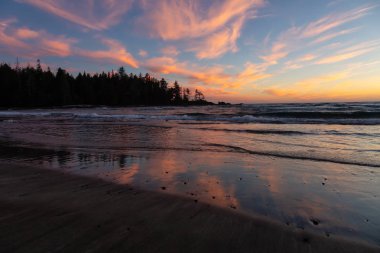 Bir canlı yaz gün batımı sırasında Pasifik Okyanusu kıyısında güzel kumlu plaj. Alınan Sal Cove Provincial Park, Kuzey Vancouver Adası, Bc, Kanada.