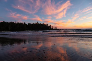 Bir canlı yaz gün batımı sırasında Pasifik Okyanusu kıyısında güzel kumlu plaj. Alınan Sal Cove Provincial Park, Kuzey Vancouver Adası, Bc, Kanada.