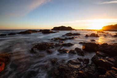 Bir canlı yaz gün batımı sırasında Pasifik Okyanusu kıyısında güzel kayalık deniz manzarası. Alınan Hecht Beach, Kuzey Vancouver Adası, Bc, Kanada.