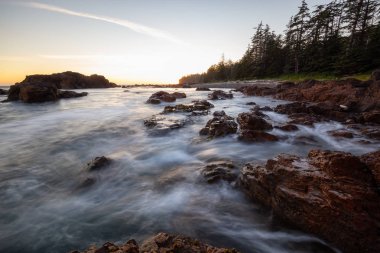 Bir canlı yaz gün batımı sırasında Pasifik Okyanusu kıyısında güzel kayalık deniz manzarası. Alınan Hecht Beach, Kuzey Vancouver Adası, Bc, Kanada.