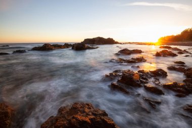 Bir canlı yaz gün batımı sırasında Pasifik Okyanusu kıyısında güzel kayalık deniz manzarası. Alınan Hecht Beach, Kuzey Vancouver Adası, Bc, Kanada.