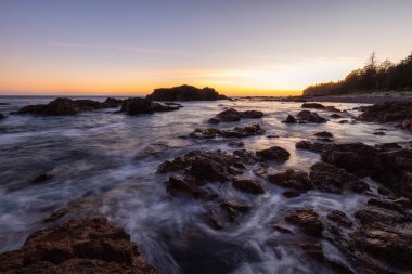 Bir canlı yaz gün batımı sırasında Pasifik Okyanusu kıyısında güzel kayalık deniz manzarası. Alınan Hecht Beach, Kuzey Vancouver Adası, Bc, Kanada.