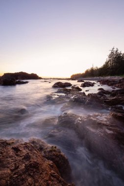 Bir canlı yaz gün batımı sırasında Pasifik Okyanusu kıyısında güzel kayalık deniz manzarası. Alınan Hecht Beach, Kuzey Vancouver Adası, Bc, Kanada.