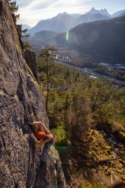 Uçurumun kenarında bir güneşli kış günbatımı sırasında kadın Rock Tırmanma. Alan 44 Squamish ve Whistler, Kuzey Vancouver, Bc, Kanada yakın çekilmiş.
