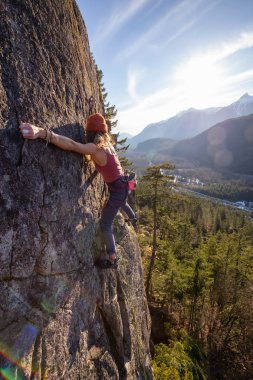 Uçurumun kenarında bir güneşli kış günbatımı sırasında kadın Rock Tırmanma. Alan 44 Squamish ve Whistler, Kuzey Vancouver, Bc, Kanada yakın çekilmiş.