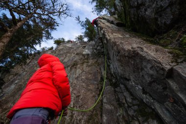 Eşi yok kaya tırmanışçısı uçurumun kenarında tırmanıyor. Alan 44 Squamish ve Whistler, Kuzey Vancouver, Bc, Kanada yakın çekilmiş.