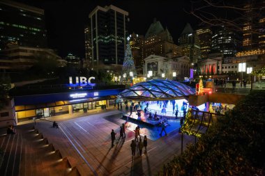 Downtown Vancouver, British Columbia, Kanada - 31 Aralık 2018: insan kalabalığı çoğu buz pateni Robson Meydanı'nda Yılbaşı sırasında.