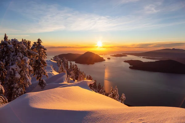 Schöne Kanadische Landschaft Während Eines Farbenfrohen Wintersonnenuntergangs Aufgenommen Von Oben — Stockfoto