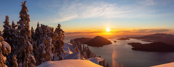Güzel Panoramik Kanada Manzara Manzara Renkli Kış Günbatımı Sırasında Mnt — Stok fotoğraf