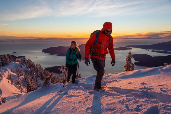 Abenteuerlustige Männer Und Frauen Wandern Während Eines Lebendigen Winteruntergangs Auf — Stockfoto