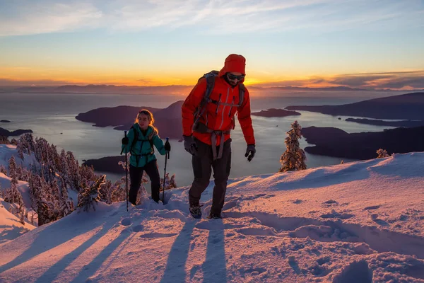 Abenteuerlustige Männer Und Frauen Wandern Während Eines Lebendigen Winteruntergangs Auf — Stockfoto