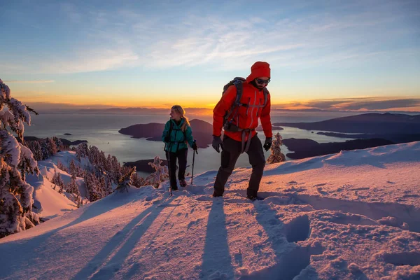 Abenteuerlustige Männer Und Frauen Wandern Während Eines Lebendigen Winteruntergangs Auf — Stockfoto