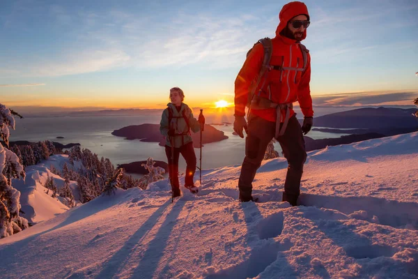 Abenteuerlustige Männer Und Frauen Wandern Während Eines Lebendigen Winteruntergangs Auf — Stockfoto