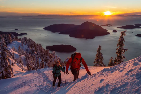 Abenteuerlustige Männer Und Frauen Wandern Während Eines Lebendigen Winteruntergangs Auf — Stockfoto