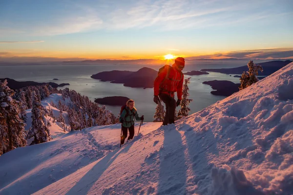 Abenteuerlustige Männer Und Frauen Wandern Während Eines Lebendigen Winteruntergangs Auf — Stockfoto