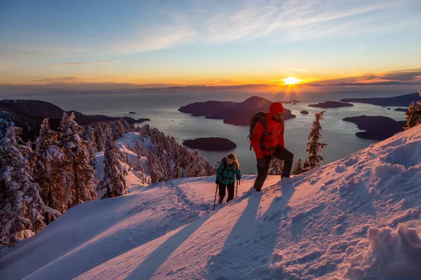 Abenteuerlustige Männer Und Frauen Wandern Während Eines Lebendigen Winteruntergangs Auf — Stockfoto