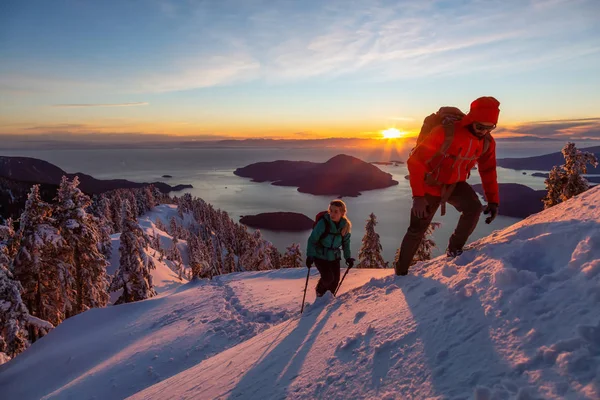 Abenteuerlustige Männer Und Frauen Wandern Während Eines Lebendigen Winteruntergangs Auf — Stockfoto