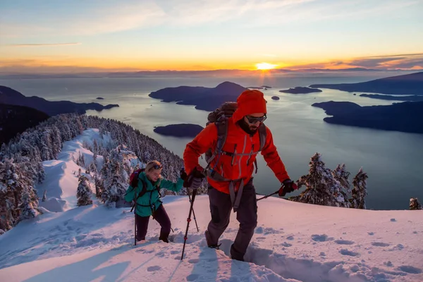 Abenteuerlustige Männer Und Frauen Wandern Während Eines Lebendigen Winteruntergangs Auf — Stockfoto