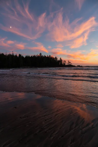 Gyönyörű Homokos Strandtól Csendes Óceán Partján Egy Élénk Nyári Naplemente — Stock Fotó