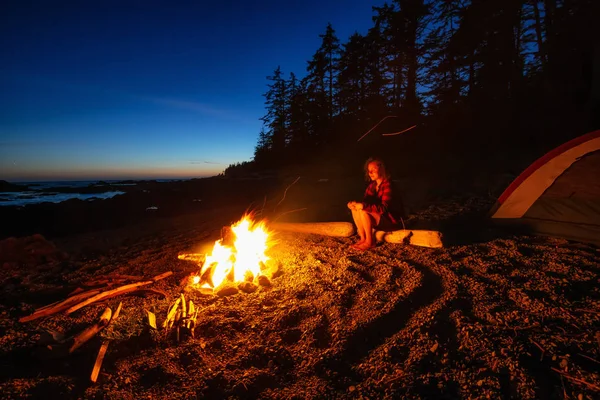 活気のある夏の日没時にビーチでキャンプファイヤーを楽しんでいる女の子 バンクーバー島北部海海岸 カナダでの撮影 — ストック写真