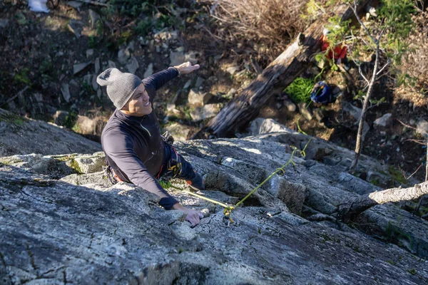 Latin Manliga Rock Climber Klättring Kanten Klippa Solig Vinter Solnedgång — Stockfoto