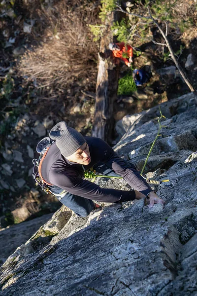 Lateinische Männliche Bergsteiger Beim Klettern Rande Der Klippe Während Eines — Stockfoto