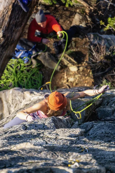 Squamish Canadá Janeiro 2019 Alpinista Feminina Escalando Beira Penhasco Durante — Fotografia de Stock