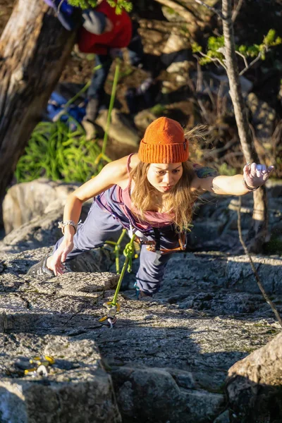 Squamish Καναδάς Ιανουαρίου 2019 Γυναικεία Ροκ Ορειβάτης Αναρρίχηση Στην Άκρη — Φωτογραφία Αρχείου
