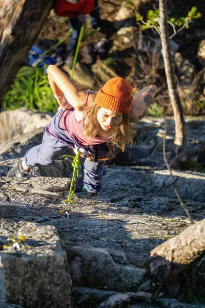 Squamish Canada Gennaio 2019 Arrampicante Femminile Sul Ciglio Della Scogliera — Foto Stock