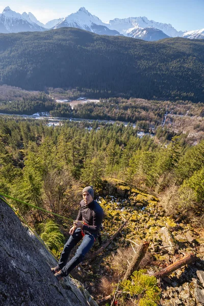 Maschio Scalatore Roccia Che Arrampica Sul Ciglio Della Scogliera Durante — Foto Stock