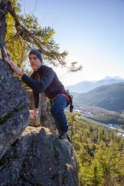 Homem Alpinista Escalando Borda Penhasco Durante Pôr Sol Ensolarado Inverno — Fotografia de Stock