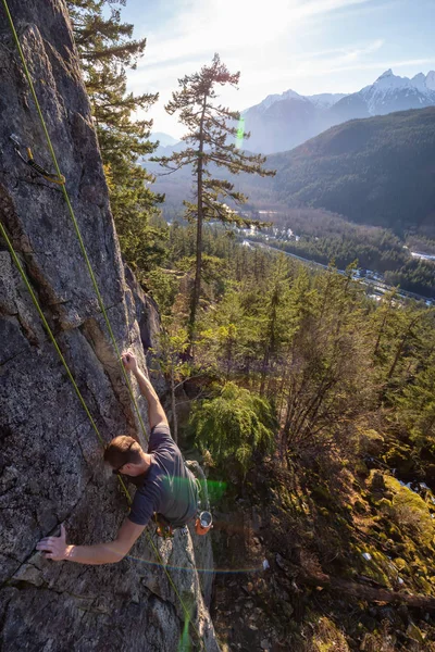 Männliche Bergsteiger Beim Klettern Rand Der Klippe Während Eines Sonnigen — Stockfoto