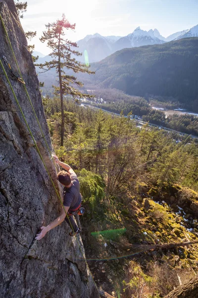 Männliche Bergsteiger Beim Klettern Rand Der Klippe Während Eines Sonnigen — Stockfoto