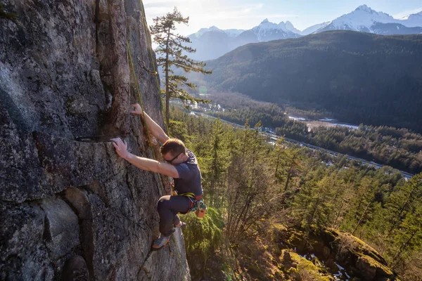 Männliche Bergsteiger Beim Klettern Rand Der Klippe Während Eines Sonnigen — Stockfoto