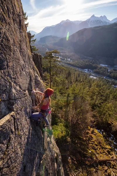 Squamish Canadá Janeiro 2019 Alpinista Feminina Escalando Beira Penhasco Durante — Fotografia de Stock