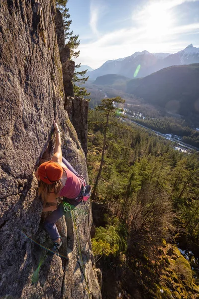 加拿大 斯夸米什 2019年1月15日 在阳光明媚的冬季日落时 攀岩女性攀岩者在悬崖边攀爬 — 图库照片