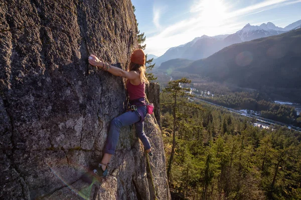 Bergsteigerin Beim Klettern Rand Der Klippe Während Eines Sonnigen Winteruntergangs — Stockfoto