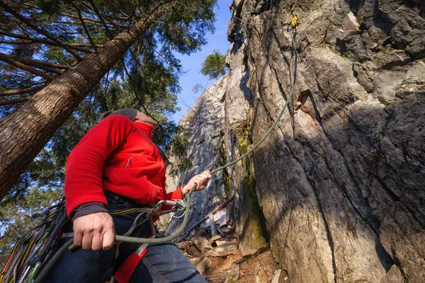 Ροκ Ορειβάτης Belaying Ενώ Σύντροφός Του Είναι Αναρρίχηση Στην Άκρη — Φωτογραφία Αρχείου