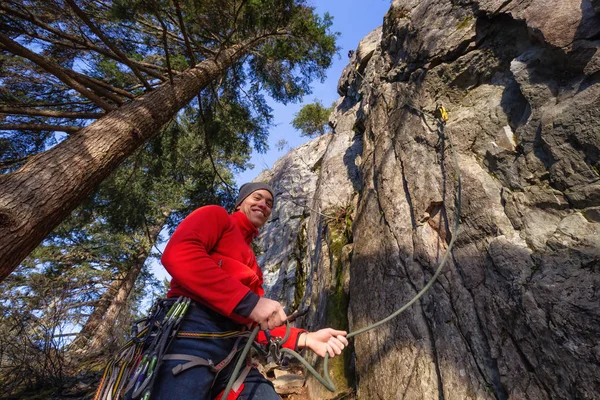 Ροκ Ορειβάτης Belaying Ενώ Σύντροφός Του Είναι Αναρρίχηση Στην Άκρη — Φωτογραφία Αρχείου