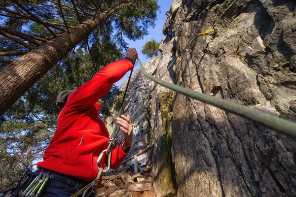 Rock Climber Belaying While His Partner Climbing Edge Cliff Taken — Stock Photo, Image