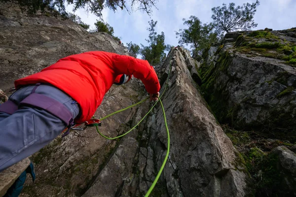 Escalade Assurément Pendant Que Son Partenaire Grimpe Sur Bord Falaise — Photo